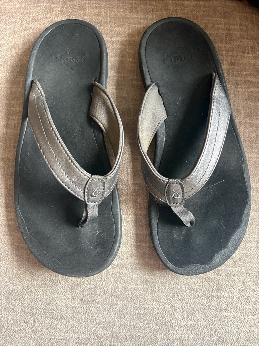 Olukai pewter, metallic Flip Flop Sandals black foot bed nonslip size 7 women’s